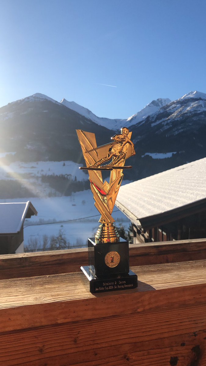 Gisteren 1e geworden bij de avond wedstrijd⛷🥇🏆 
#alpineskiing #whatisnext #fitgirl