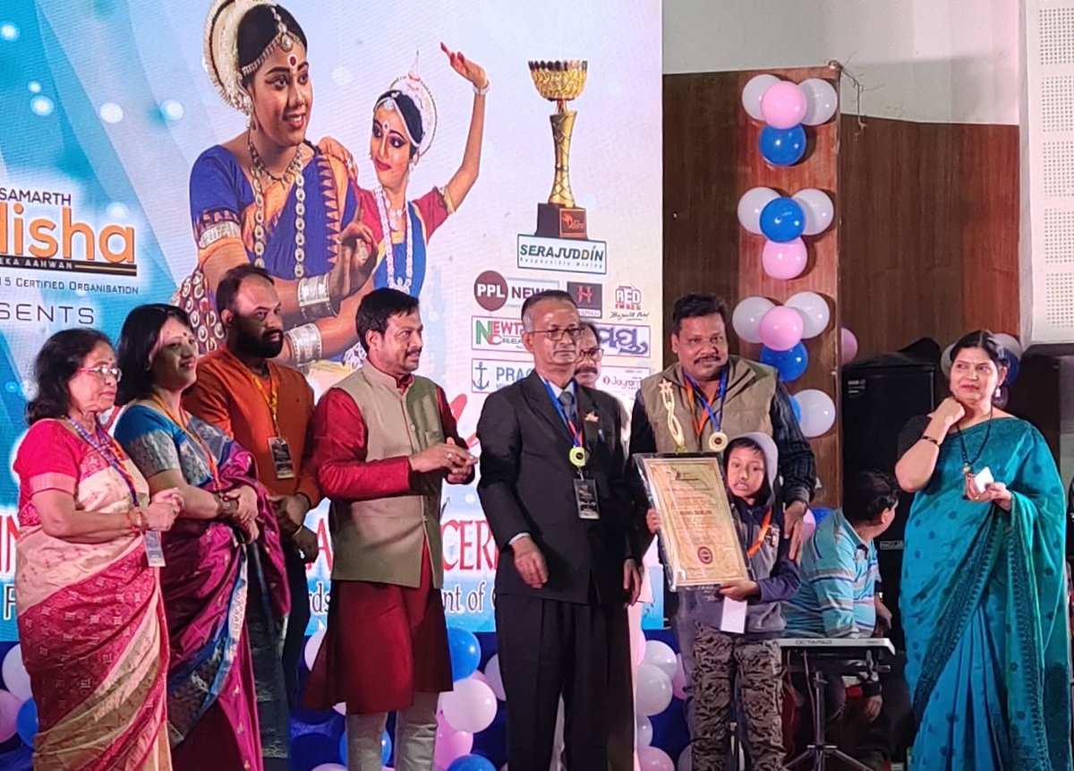 PapermanIndia's tweet photo. Felicitated by #SamarthOdisha for my outstanding contribution in the field #NewspaperCollection. Thanking the entire team and Avaya Ranjan Patnaik the founder for the same. #PapermanIndia #PapermanShashanka #LimcaBookRecordHolder #IndiaBookRecordHolder #CredenceWorldRecordHolder https://t.co/atbUUoikMo