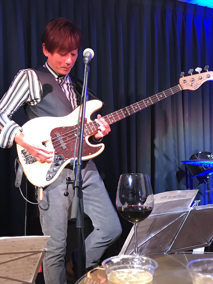 rabi_cyan's tweet photo. ライブ納めのあと
ベーマガにサイン頼んだ時の写真
マッキーキャップくわえてらっしゃる
(ベーマガで試奏したベースの感想を生解説)
ライブはいつも通りかっこよかったです
#DosLuna https://t.co/8ZB5579ccJ