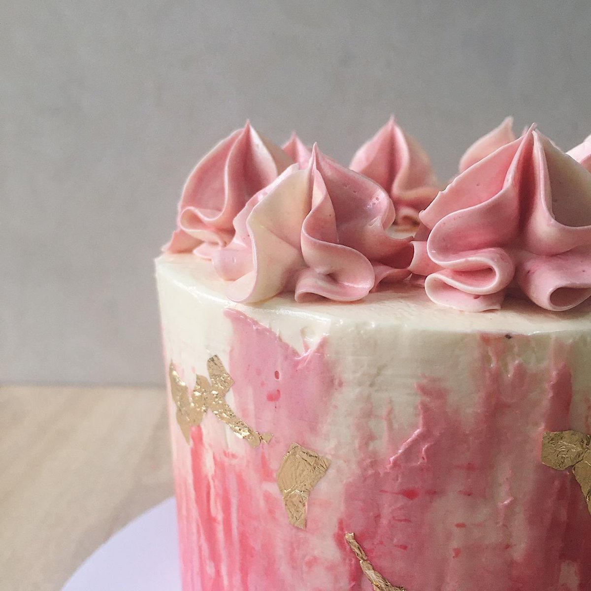 FolksCake's tweet photo. Last weekend of the decade. 
.
.
.
#CakeFolks #Strawberry #Vanilla #Buttercream #Smooth #SriLanka #lka https://t.co/ScLQPTgCKQ