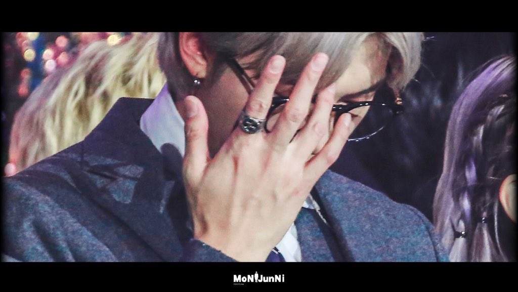 손에서 눈을 뗄수없는 짤 주인공 손이에요 아시조