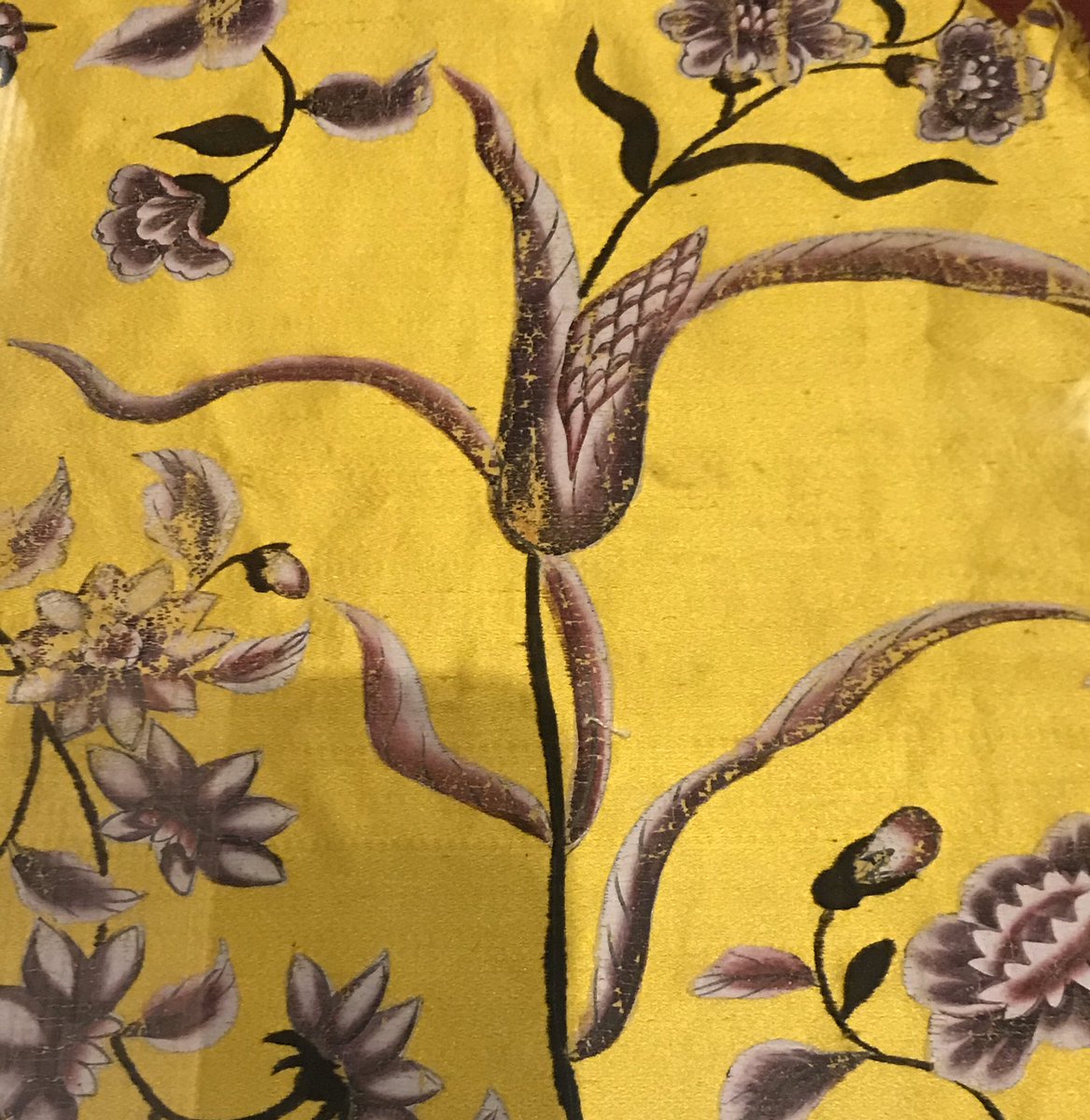 SilkDamask's tweet photo. Greeting the morning with a #gorgeous #yellow #painted #silk #China, 1760-1780  #detail #sleevefragment #polychrome #paint #silver on view now in #studydrawers @HistDeerfield #flyntcenter #flyntcenterofearlynewenglandlife  @titihalle #nedlazaro @cynthiawriter https://t.co/n1GvuXzDyE