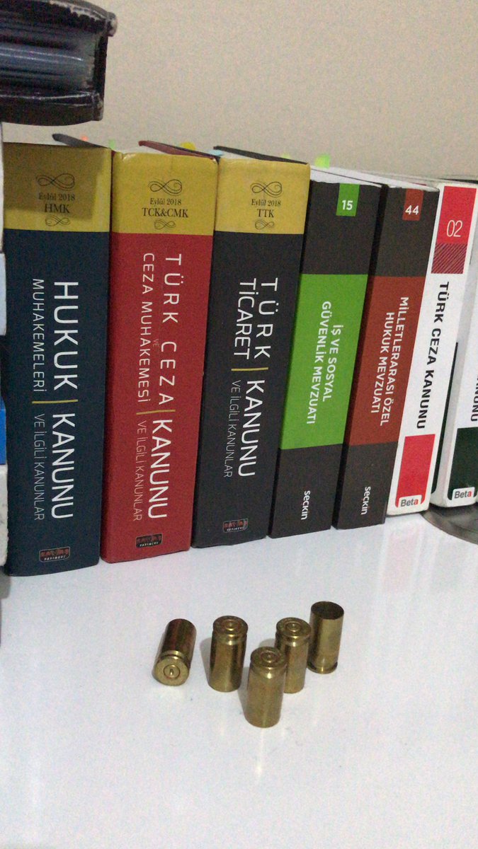 Ev arkadaşım A.Z hukuk okuduğunu iddia ediyo ksksk <a href="/asiyezaim/">Asiye Zaim</a>