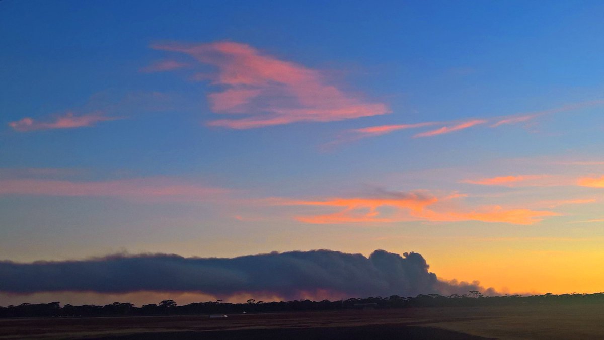 TaylorTara4's tweet photo. #Smoke from #Kambalda then #flare up later in evening. Taken from #Kalgoorlie #airport Yes I was still there. Yes maybe still talking. #Kalgoorlieminer #bushfires #bushfiresWA https://t.co/shdZq5z9f8