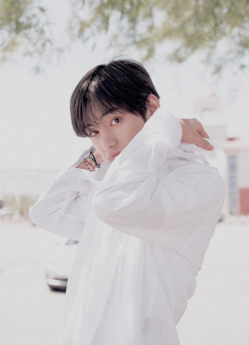 jxxliette's tweet photo. bon dimanche à vous toutes avec cette personne indispensable dans nos vies 🤍🤍 #SmileWithTaehyung @BTS_twt https://t.co/cf4tORKzVr