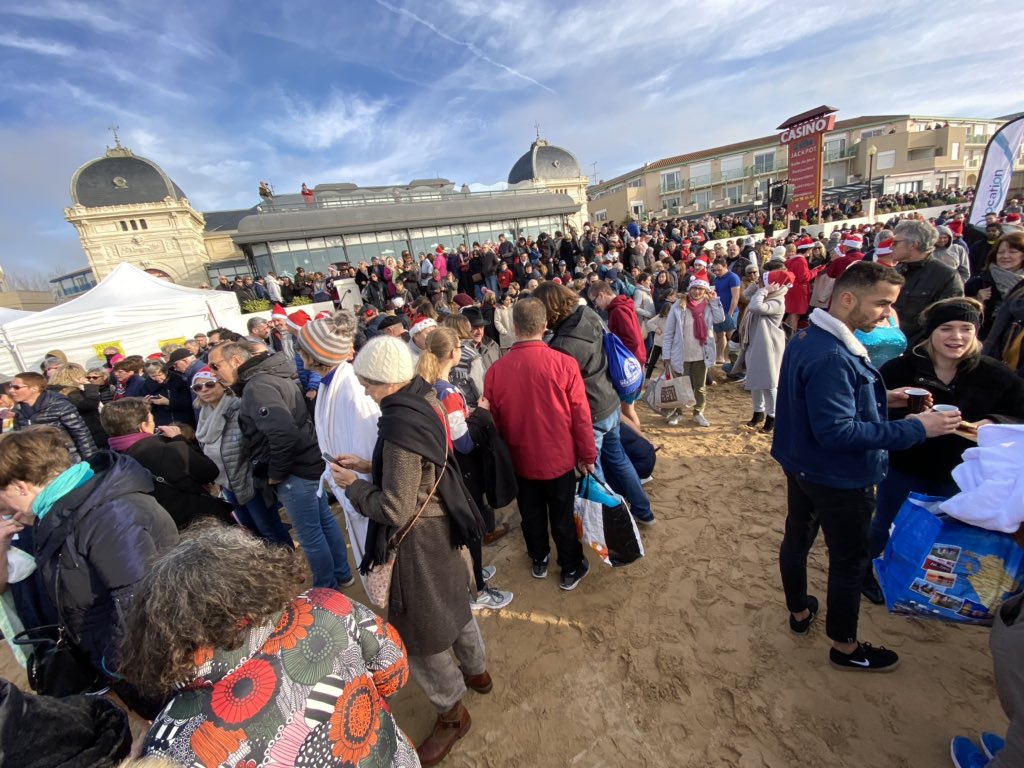 Déjà beaucoup de monde pour la baignade des banquisards à #chateillaillonplage. Et une belle galerie de portraits. Le grand bain est prévu à 15h30. <a href="/LesBlousesRoses/">Les Blouses Roses</a>