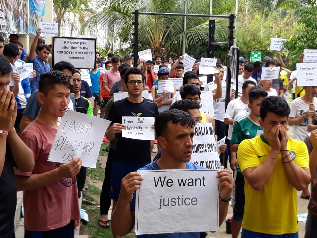 ali_shafae's tweet photo. #RESETTLEMENT4SINGLEREFUGEES
#HELPREFUGEESININDONESIA
6-7Years without any job
6-7Years without any access to education
6-7Years without any medical facilities
6-7Years without any basic right
Dear world put yourself in our shoes for just 1Year.
@JustinTrudeau
@jacindaardern https://t.co/pO1dWPt65u