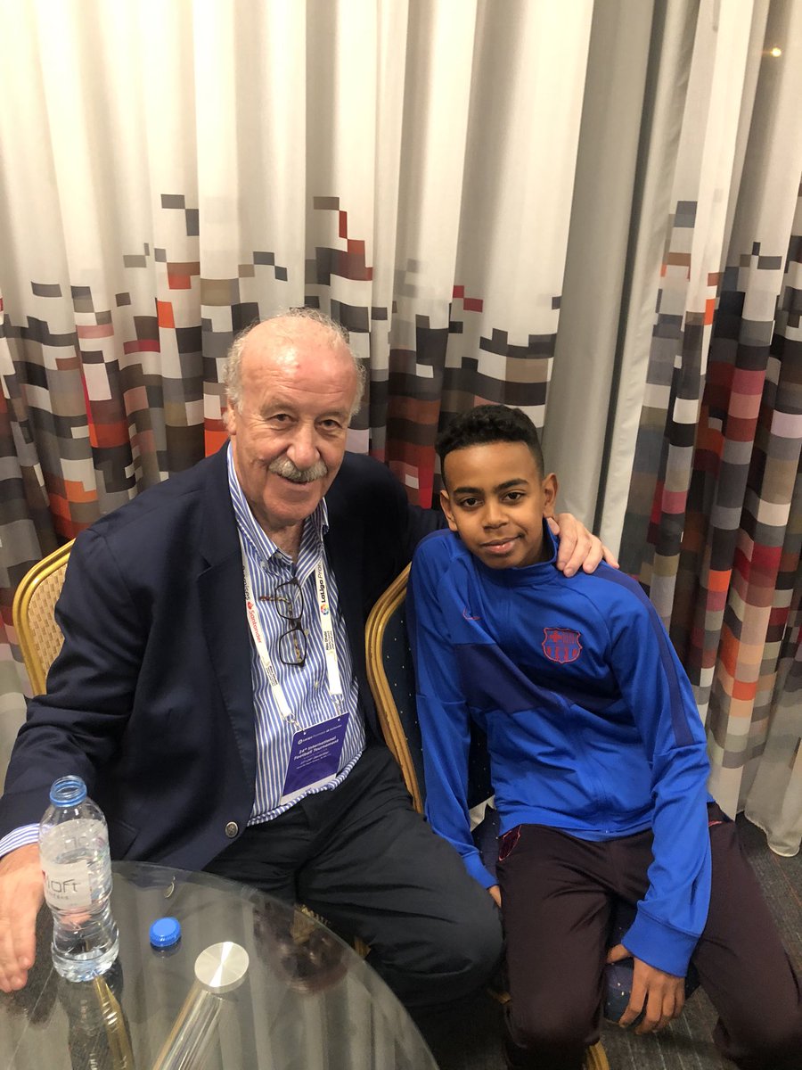 Alfremartinezz's tweet photo. Uno de los grandes protagonistas de la #LigaPromises . Recuerden su nombre, LAMINE YAMAL, junto al ex seleccionador nacional campeón del mundo, Vicente del Bosque en Abu Dabhi https://t.co/vMrVw9VonT
