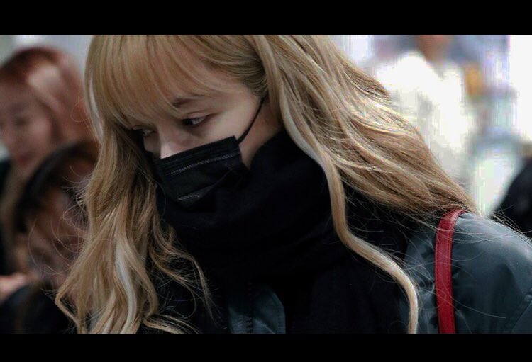 Lisa from blackpink (mostly) airport pics looking like movie stillsa thread;