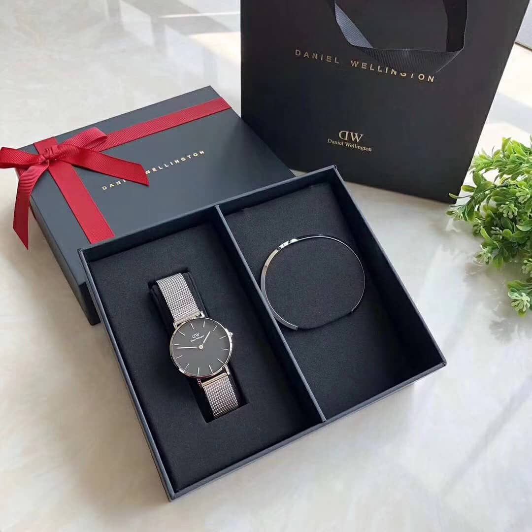 ardianpancaa's tweet photo. Nih yang kemaren nyariin jam DW dan cuma gelangnya doang, gamau pake asesoris lain,
Harganya 360rb belom ongkir. 
Mesin jepang. 
Garansi 2th. 
Manual book (sertifikat)
Totebag dw
Size: 28mm 32mm 36mm

Sok yang mau dm aja. 
Bagi RT nya dong😶 https://t.co/4Wf8m88nvG