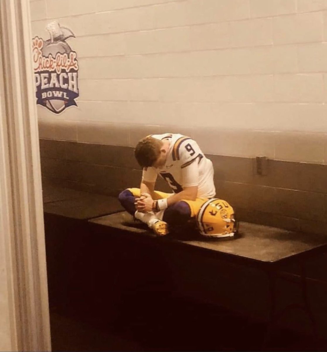 JoshRoseberry3's tweet photo. Greatness! #Beast #JoeBurreaux #GeauxTigers https://t.co/vjPD4T7uTm