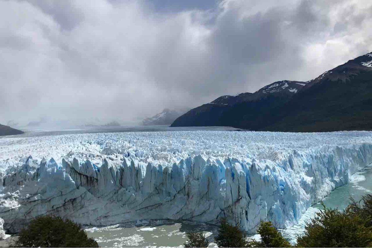 John Fera On Twitter Johnontravel Gletscher Besichtigung Im Nationalpark Los Glaciares 70 M Hoch Bis 5 Km Breit Der Letzte Gletscher Der Noch Grosser Wird Https T Co X3fwnu8m7v