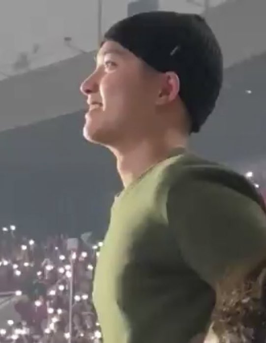 kyungseng's tweet image. just look at our cute chestnut with that... chest....