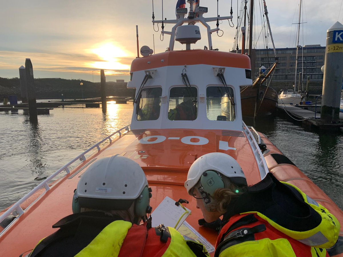 KNRMzandvoort's tweet photo. Zowel vandaag als gisteren waren #vrijwilligers van @KNRMzandvoort al vroeg het water op om extra te oefenen. Diverse nieuwe #opstappers maken vaaruren zo na de kerst om te leren. https://t.co/5z6MzGkc9X