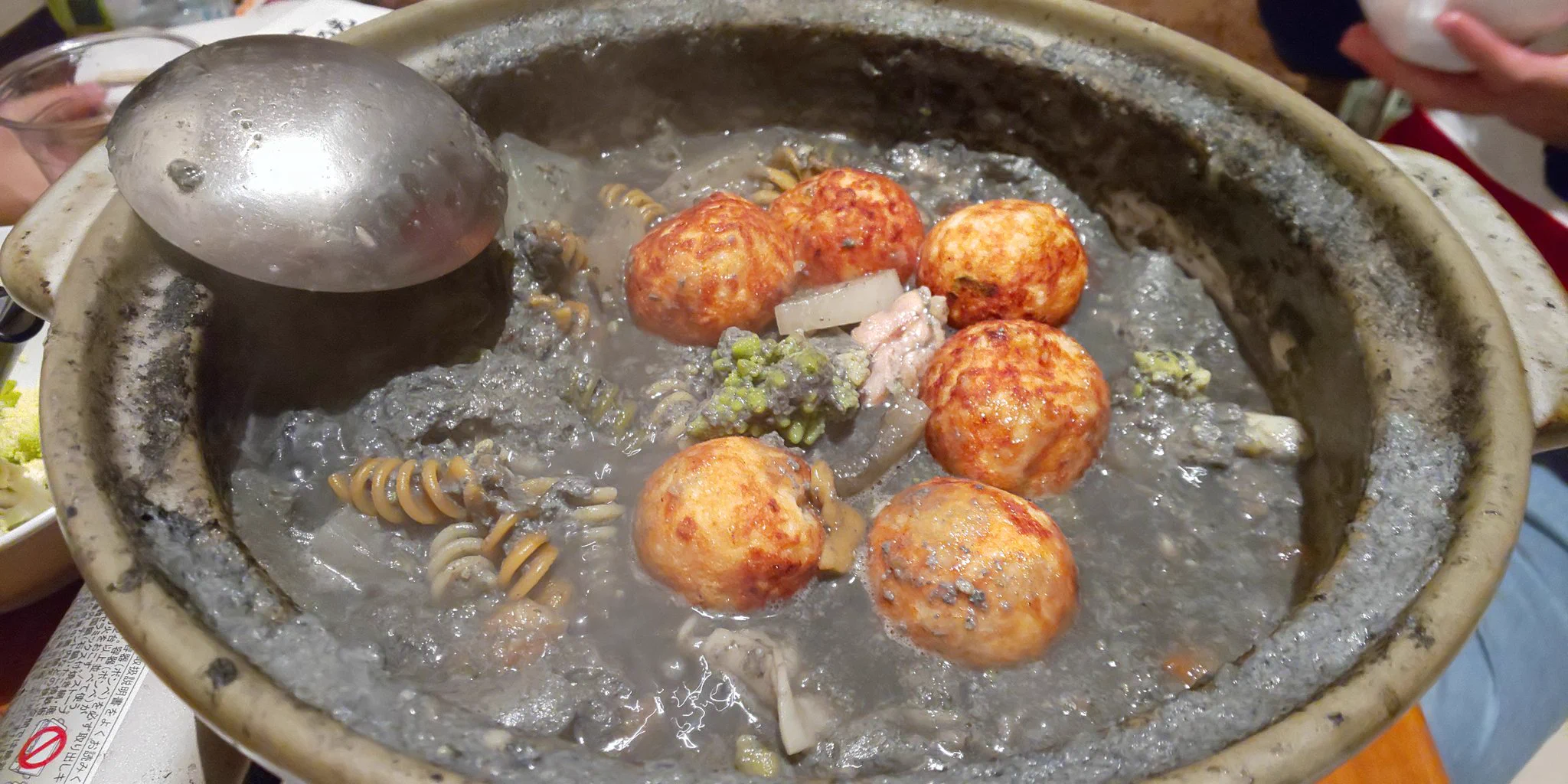 確実に美味しい具材を持ち寄って闇鍋パーティーをした結果？とんでもない鍋が完成するwww