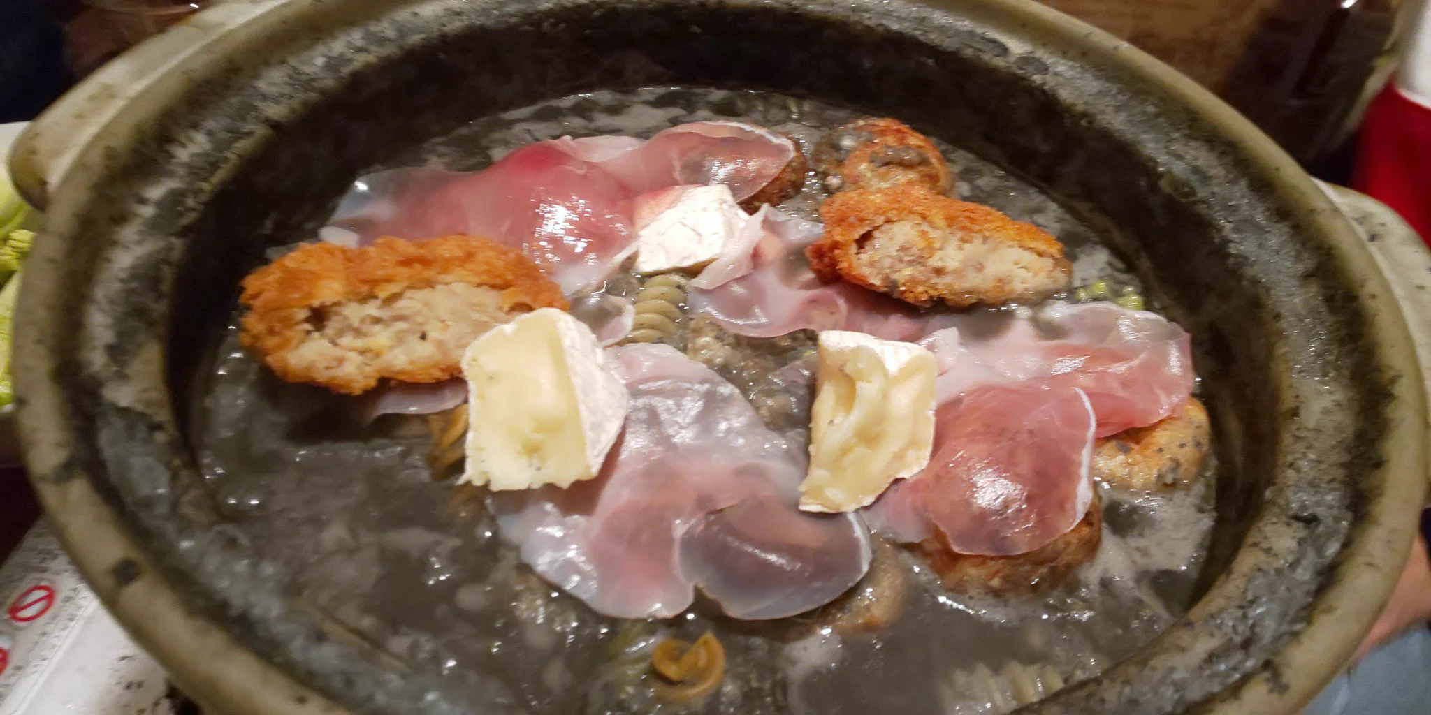 確実に美味しい具材を持ち寄って闇鍋パーティーをした結果？とんでもない鍋が完成するwww