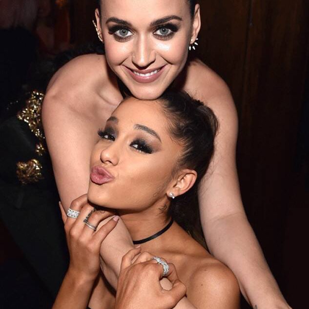 infoari's tweet photo. Vendendo 79 MILHÕES em singles mundialmente só em 2019, Ariana Grande supera o recorde de 2014 da Katy Perry (67M), e se torna a artista feminina que mais vendeu singles em um ano na história da música. https://t.co/cHopbszhqu