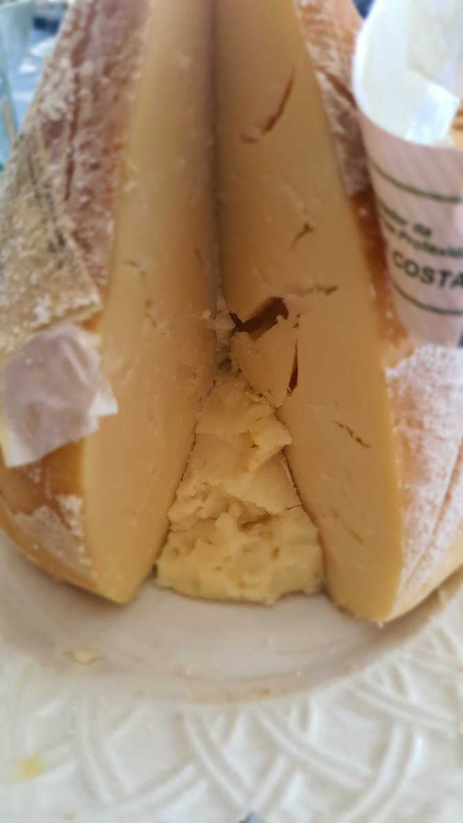 Esta maravilla ahumada de <a href="/SanSimondaCosta/">San Simón da Costa</a> acabamos de abrir en casa de mis padres. Viva Galicia.