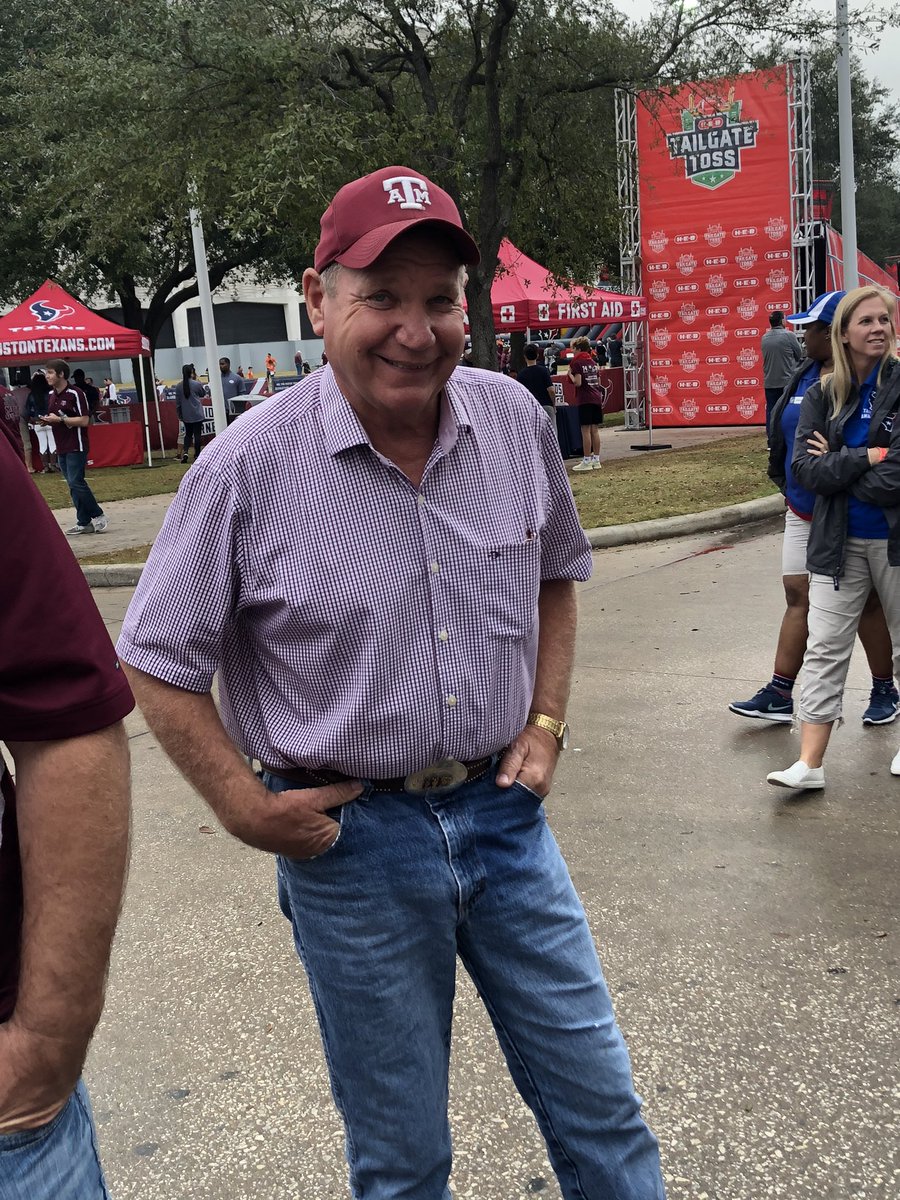 kimahickl's tweet photo. Merry Christmas Dad! Giving memories is the absolute best! Texas Bowl 2019 Gig’Em Ags! #TxAgs #AgsWin https://t.co/fFS1i1iOat