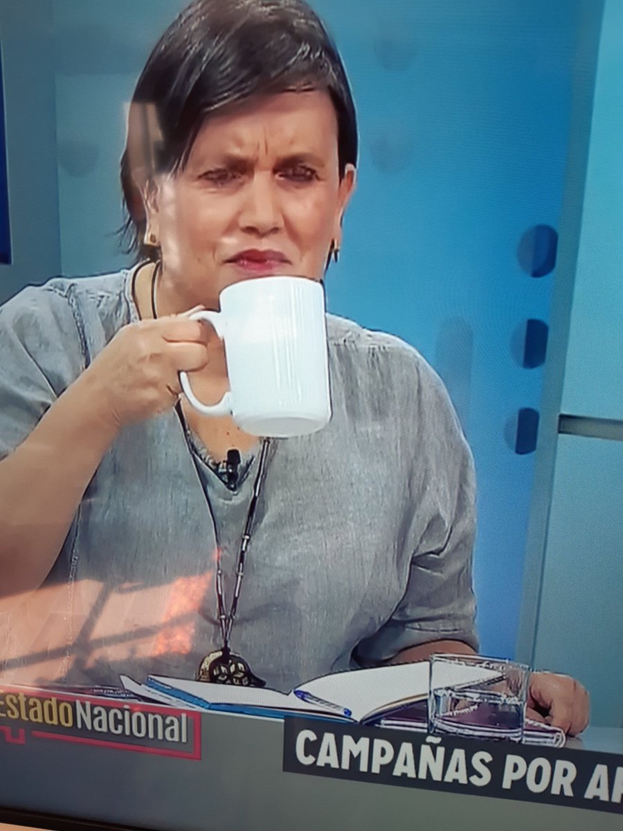 BenitoKkamelo's tweet photo. Hoy en #EstadoNacional a Laura Albornoz se la comió con zapatos el diputado @Diego_Schalper. Ella salió feliz. Hace 15 años 3 meses y 24 días q nadie le daba servicio al cacharro. https://t.co/y9HucEI30u