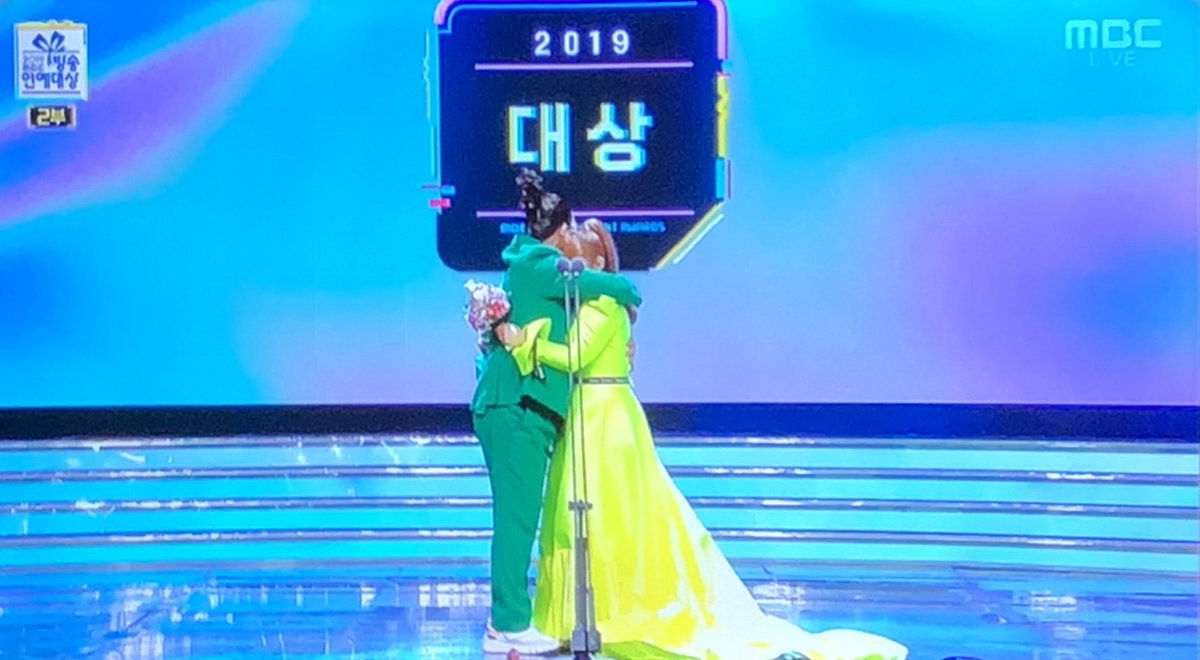 gaegoorakji's tweet photo. Mbc 연예대상 여자에서 여자로 넘어가는 역사적순간.. https://t.co/XEO8fZgAL4