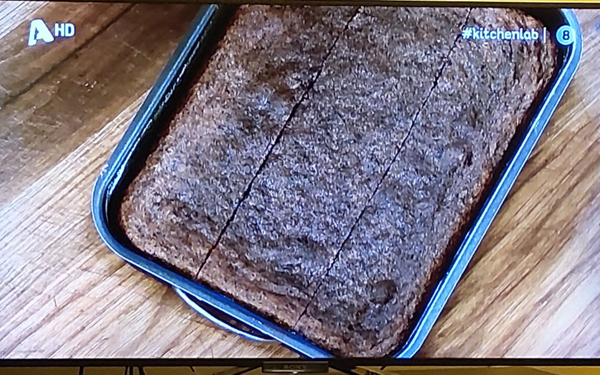 akisxaris's tweet image. #kitchenlab 🤣🤣🤣🤣🤣🤣 Αυτό το αηδιαστικό Ραβανί είναι σέξυ, έτσι επειδή του έριξε μέσα καφέ, ο σεφ της μαγειρικής αλλά και της ζαχαροπλαστικής 😜