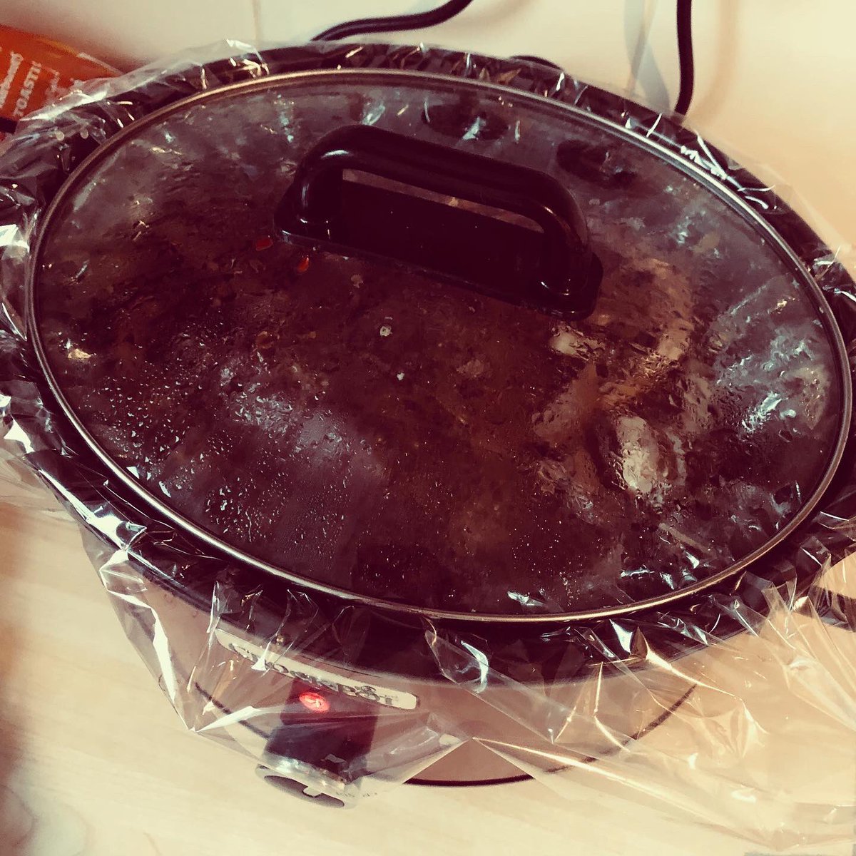 Slow cookers on (best Xmas pressie from Lucy Worthington) with big joint of beef, red wine, mushrooms, root veg and fresh chilli... Served with a garlic and olive oil mash later and a bottle (or two!) of <a href="/CampoViejoUK/">Campo Viejo UK</a> #Rioja mmmmmmmmmm 😘😜🤤 

<a href="/CrockPotCares/">The Crock-Pot® Brand</a>