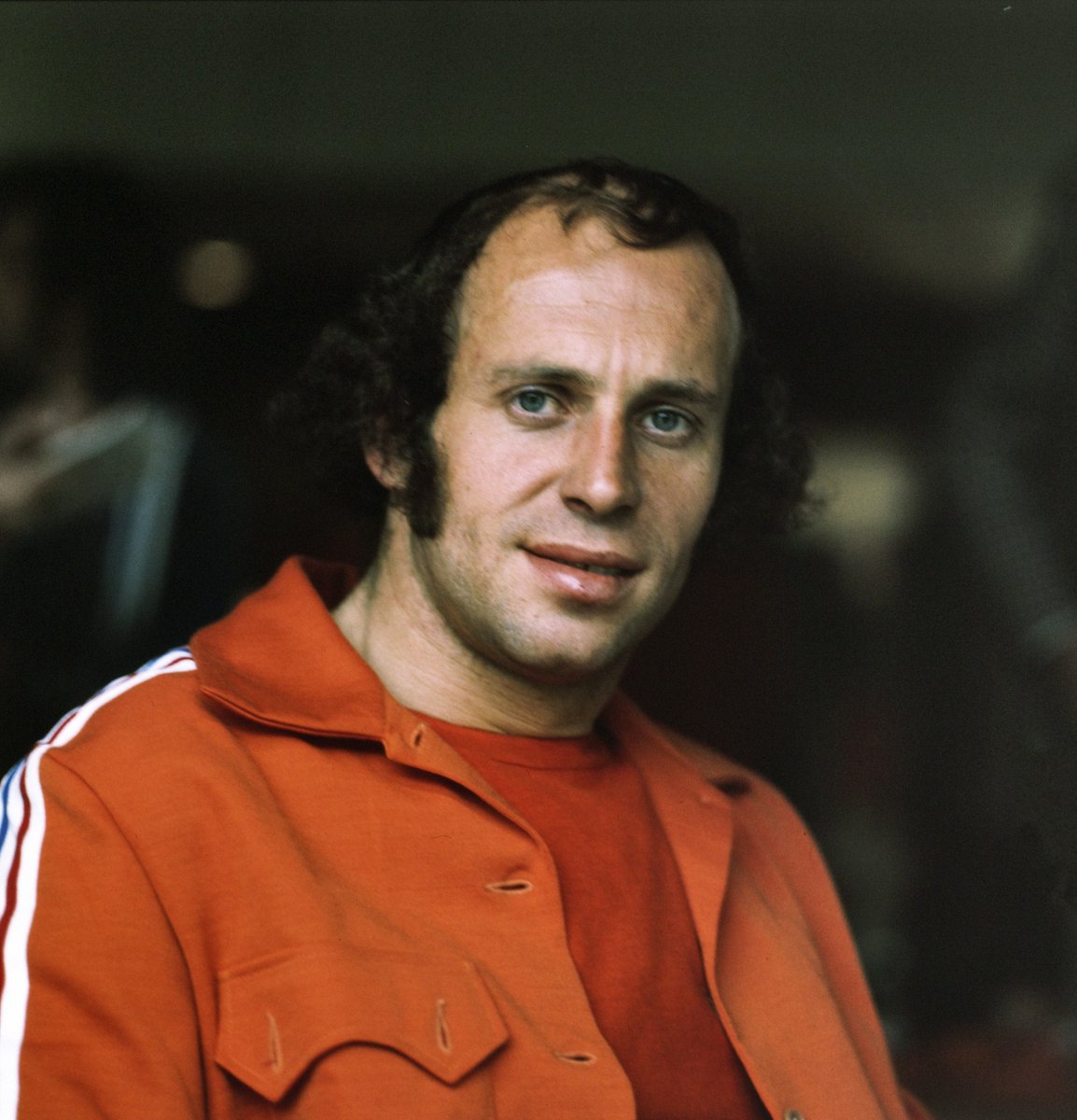 ftblsm's tweet photo. Dutch goalie Eduard "Eddy" Willem #Treijtel who went to @Feyenoord from #Xerxes/DHC in 1968 along with Willem #vanHanegem. On 15 November 1970, he took down a gull with the ball from a goal-kick during the derby between @SpartaRotterdam and @Feyenoord (#RobMieremet/Anefo) https://t.co/sImGThSQ05