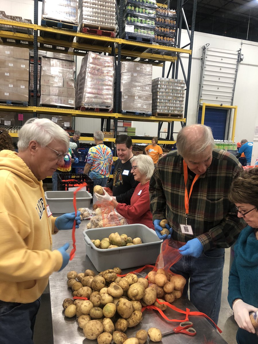 GenevaCommChest's tweet photo. What a wonderful weekend volunteering at @ILfoodbank https://t.co/slkCMmQrlq