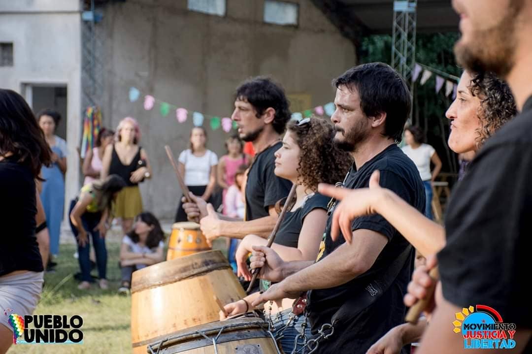 ClaulpCorrales's tweet photo. Somos los movimientos sociales como el @MovimientoJYL los q estuvimos presentes en estos 4 duros años, hoy celebramos un cierre de fin de año para comenzar fortalecidos el 2020 donde incluyan cada uno de nuestros barrios.
.
.
.
#EnLosBarrios #LaPlata #GranLaPlata #GobiernaAlberto https://t.co/mDPH5j4IXn