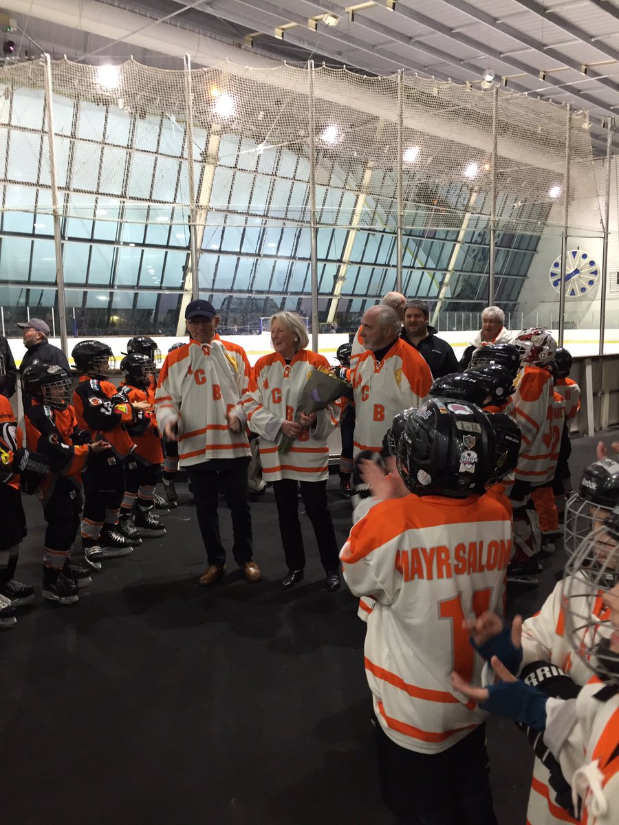 ACBB_O's tweet image. En présence des anciens joueurs vainqueurs de la Coupe Spengler et de la jeune génération, une plaque commémorative a été dévoilée en hommage aux victoires historiques! @BoulogneSports @Ville_BoulogneB