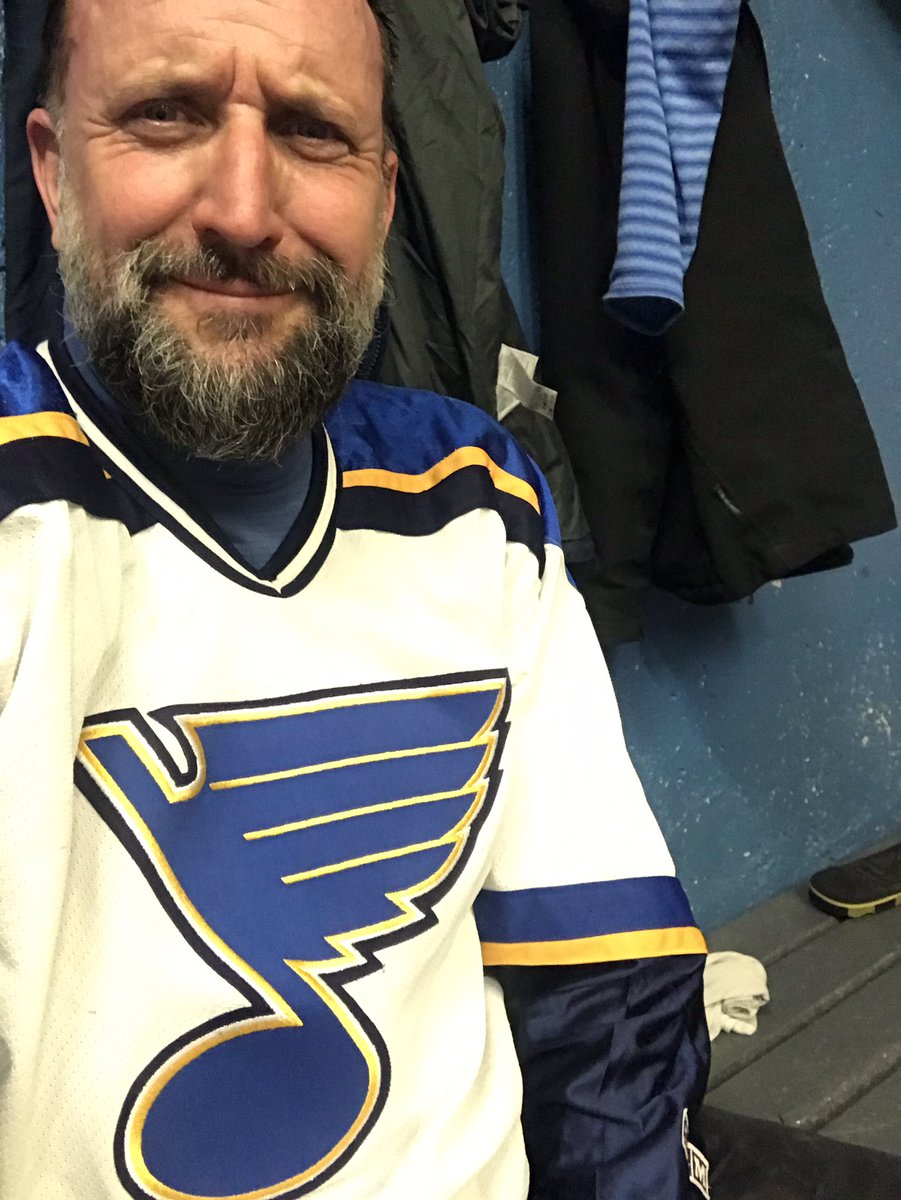jmdufaux's tweet photo. Ce soir au #Colisée de @jic_tvasports avec @jp_tvasports @jic_tvasports Et auj, je portais le chandail des @StLouisBlues en hommage au #dg #dougarmstrong qui avait échangé son choix de 1ère ronde 😉 Comme quoi, c’est pas TOUJOURS une mauvaise idée. #stanleycup @JiCLajoie https://t.co/B3Dl58MeuC