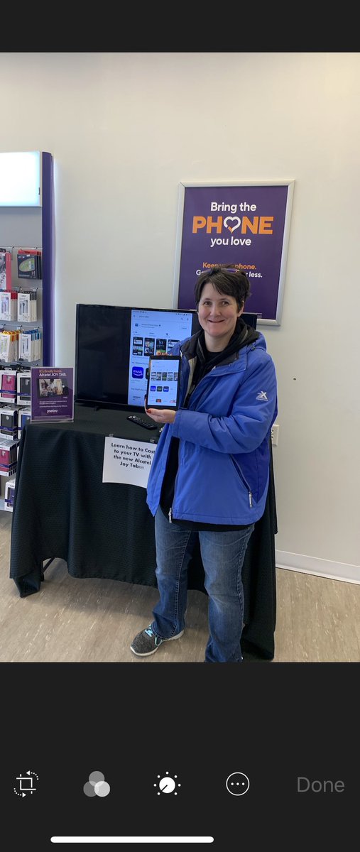 craftcom's tweet photo. Helping a member of the Metro by T-Mobile family learn how to cast her new Alcatel Joy Tab to a TV #boldNorth https://t.co/HAFSf58uCC