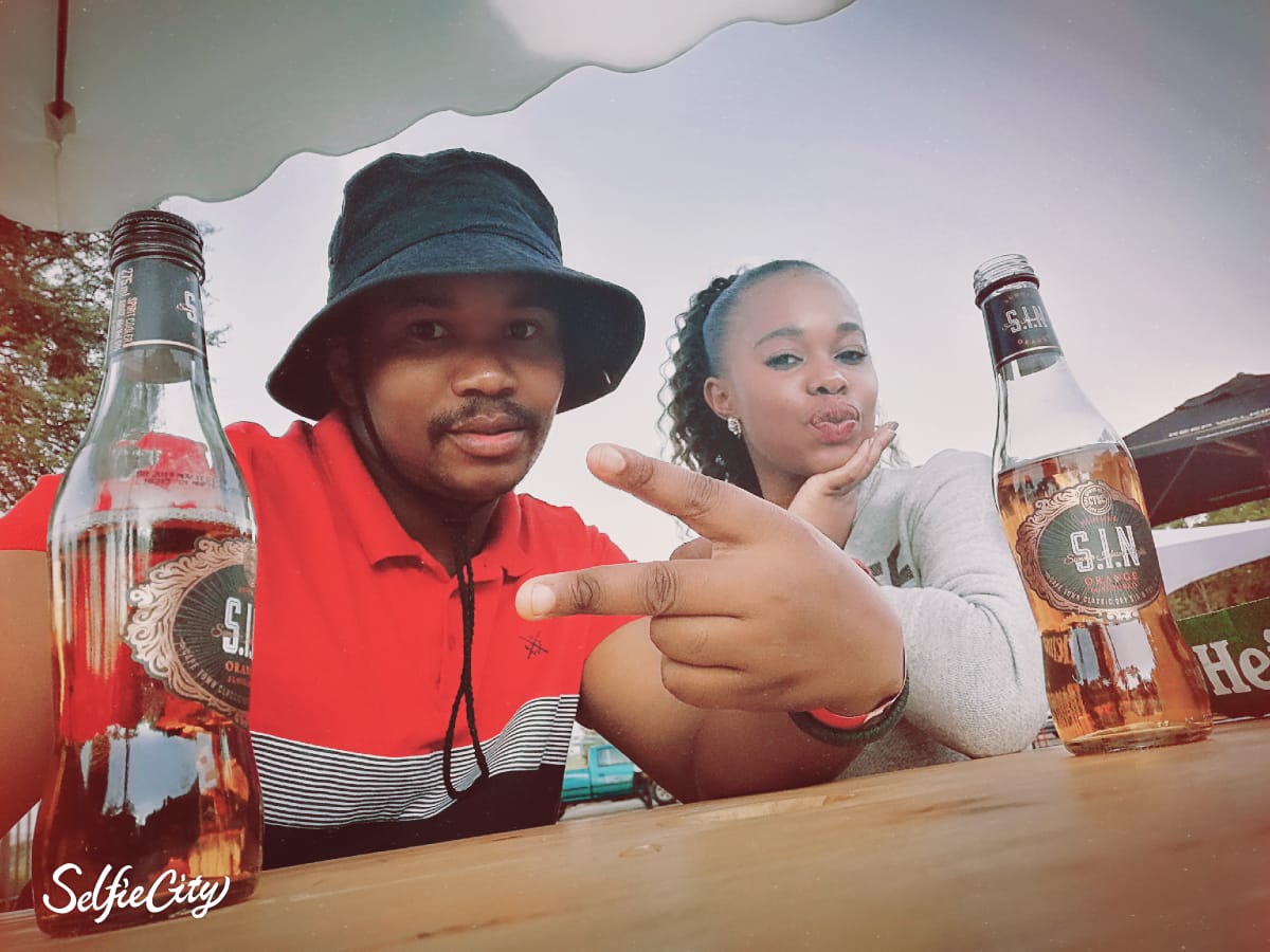 MosesLukhele3's tweet image. Chilling with the queen 🍻🥂💯 @Jayfab_m at the #JinInDecember 🥃🥤 by #LevelBox @Theo_Mamoge 🍻⚡😎🔥 long weekend we'll spent.. #AkunaKuJikaAkunaKuChanger
