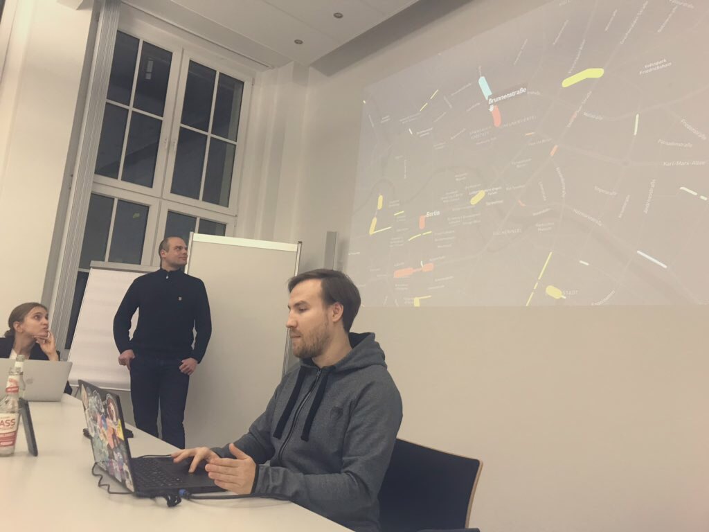 plateauton's tweet photo. Leonard, Kai und @fubits haben beim Klimahackathon @climathon Berlin ausgerechnet, wo die Radwege in Berlin am allerschlimmsten sind, indem sie verfügbare Datensätze wie die von @FixMyBerlin und #Radmesser neu kombinieren. #datacycle https://t.co/8OTQAyc1LH @Tagesspiegel https://t.co/fCOFujDojV