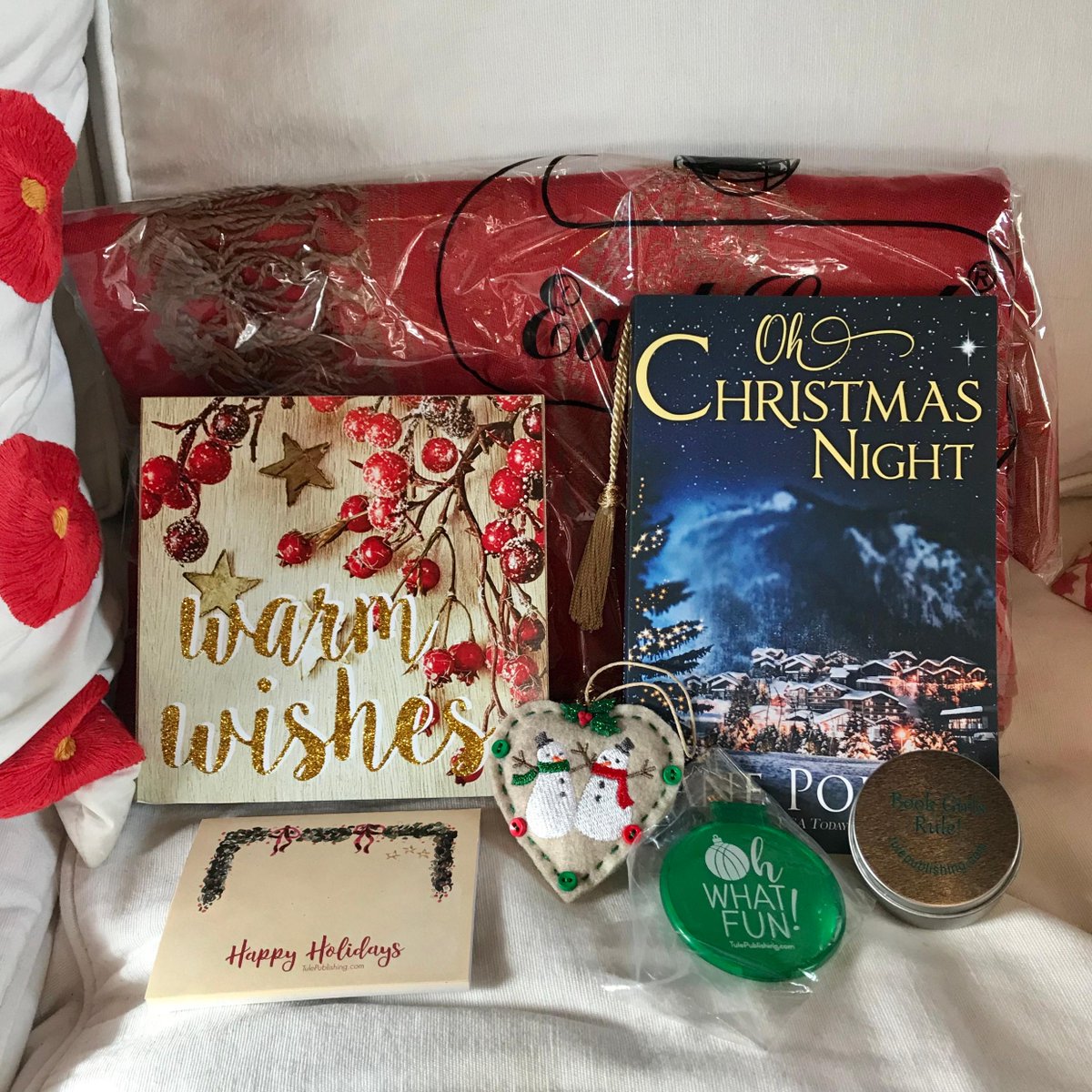 We're having a flash #GIVEAWAY over on our Facebook page! Stay cozy and festive this season with a beautiful scarf, some goodies, and a signed Christmas book from <a href="/authorjanep/">Jane Porter</a> that will warm your heart. 

Head to our Facebook page to enter! bit.ly/2YYOf15
#readztule