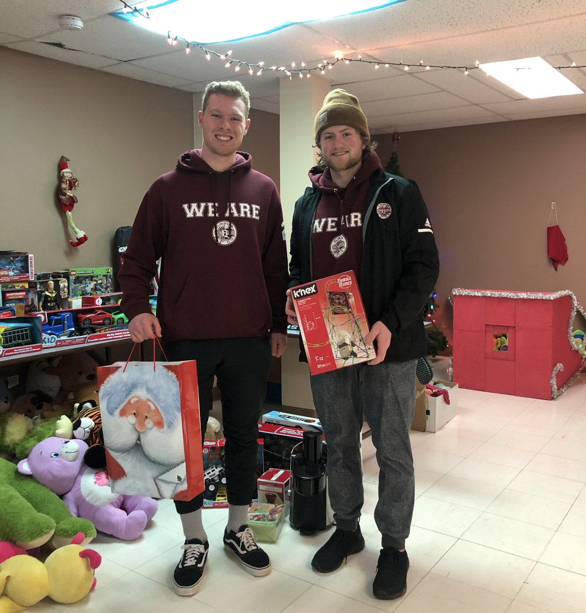 @calebfranklin7 and I stopped by the Friendship Centre in Flin Flon, to donate a few things that will be given to families who may be unable to get gifts for there kids on Christmas. Hopefully we can make someone smile come Christmas morning! #communitypride @FFBombers @theSJHL