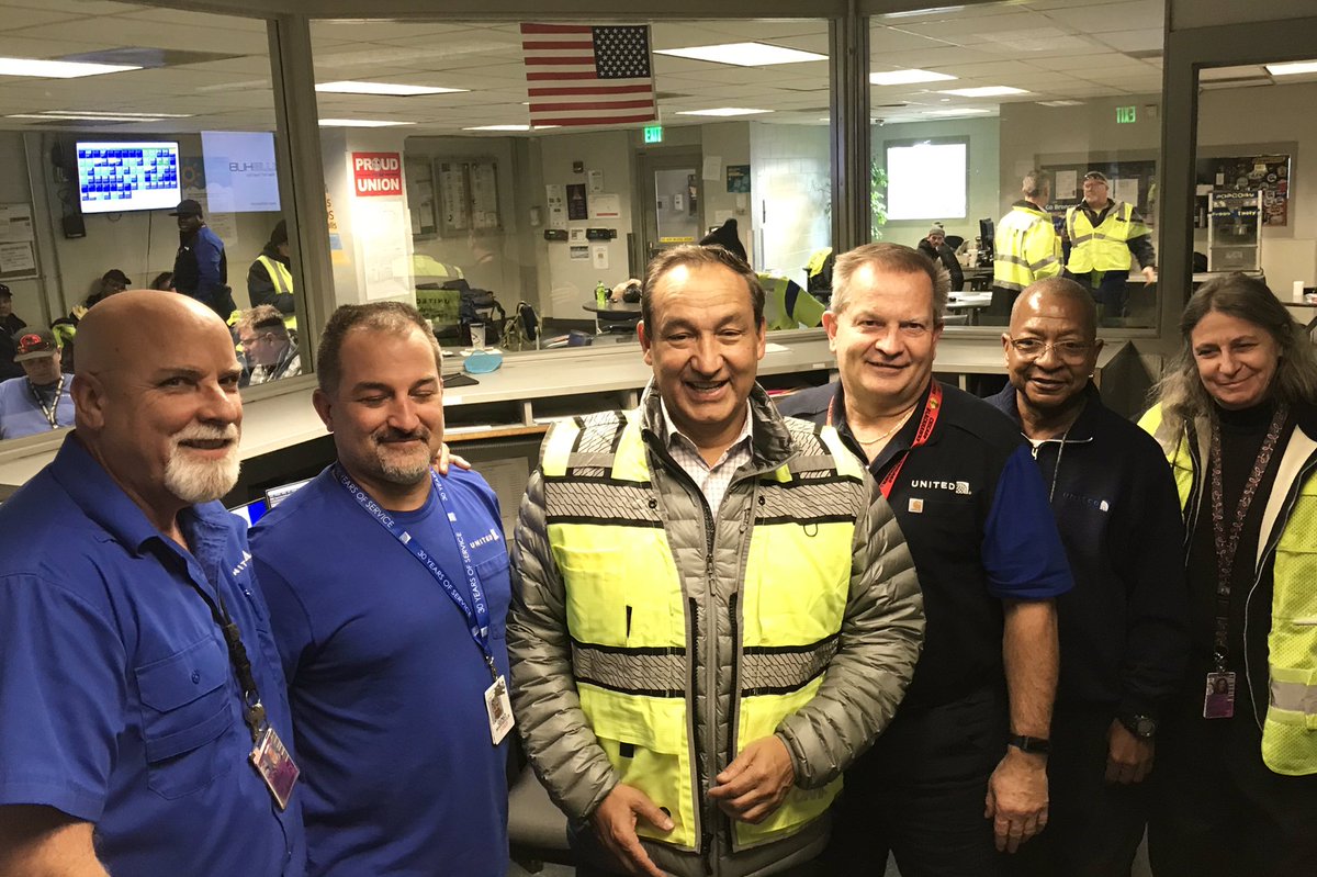 Friendly_Skys's tweet photo. Oscar taking the time to chat with some of our DEN leads. Speaking exciting news of United’s future @weareunited @bnogues @Steveatunited https://t.co/qHe1GsHpfb