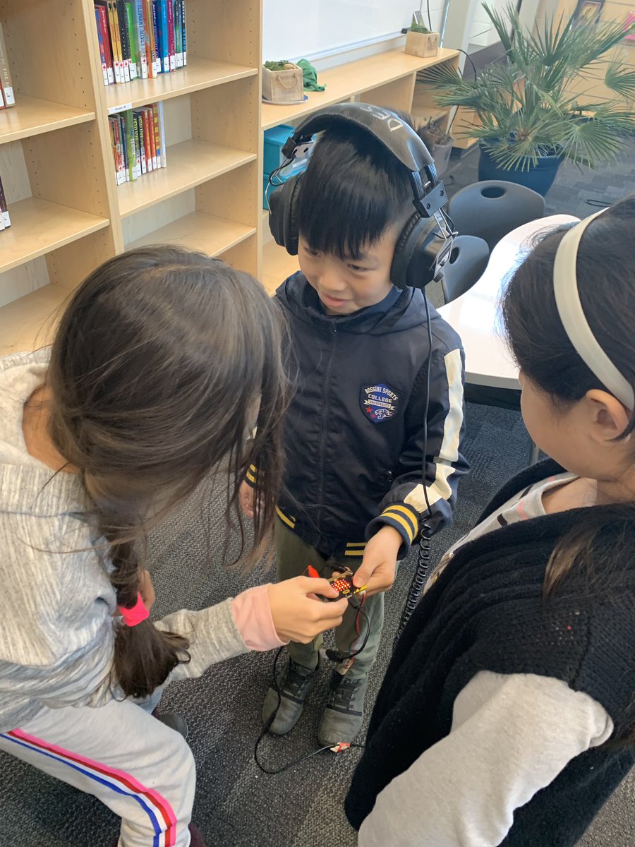 glitterqn15's tweet photo. Our amazing grade 4s in @MsPitoscia ‘s class worked with the microbits today and created a number of amazing things: a rock, paper, scissors game, a step counter and more! @DesmondPSHub @microbit_edu @FCLEdu @DesmondPSHub #creationnotconsumption https://t.co/0BYkv6xKYX