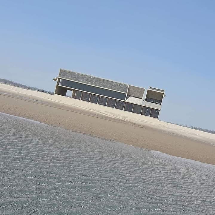 pachocamino's tweet photo. ..para leer con el #océano de fondo _ en tramo desierto de playa #Nandaihe, cerca de #Qinhuangdao, ciudad de costa este de #China, emerge como roca erosionada la #SeashoreLibrary,  bella #biblioteca diseñada por #VectorArchitects #arquitectura #architecture #arquitecturaverde #a https://t.co/2aBg3c6vp9