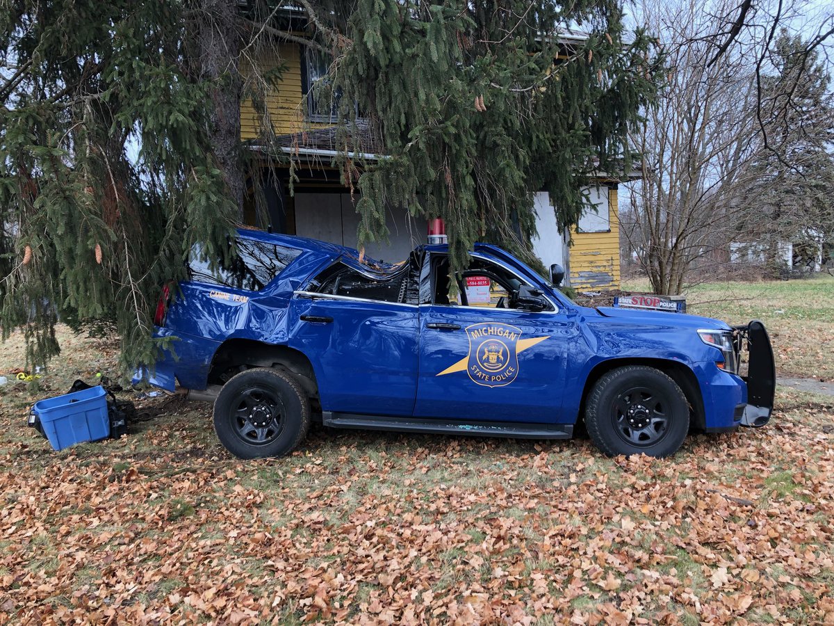 mspbayregion's tweet photo. Flint Tpr. was responding to a stabbing, lights &amp; sirens activated.  He was traveling W/B on Hamilton. An 80 yr old female driver traveling S/B on Chevrolet ran a stop sign, hitting the Tpr. causing his vehicle to roll &amp; hit a tree. Tpr. was trapped in vehicle. https://t.co/Qkah3odXvL