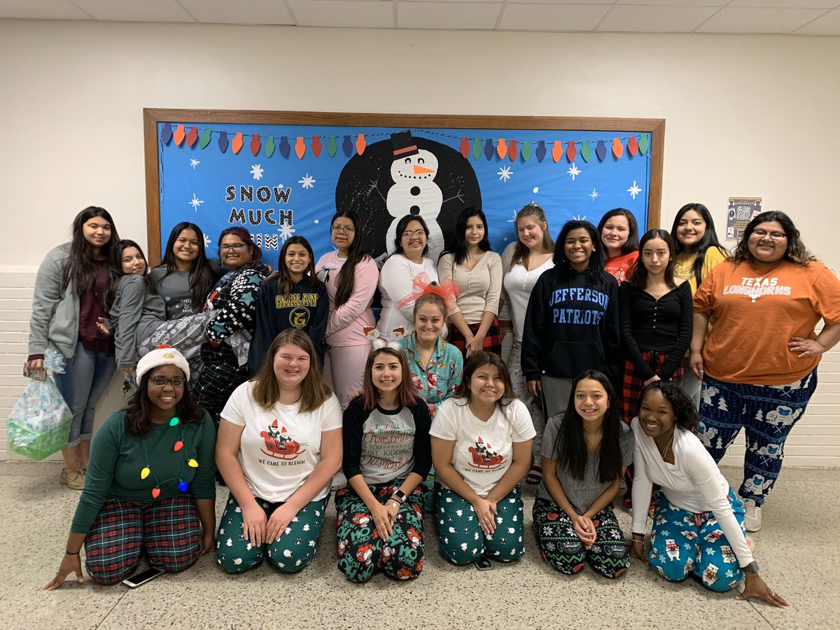ghsfti's tweet photo. Merry Christmas from GHS FTI 🎄❤️💚 https://t.co/hTF0MBW3pM