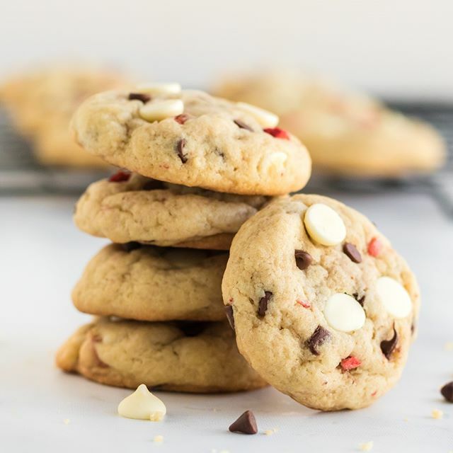 jensoltys's tweet photo. Chocolate chip strawberry cheesecake cookies -- that's a lot of yumminess packed into one cookie!
Coming soon to the blog!
#cookies #strawberry #cheesecakecookies #baking #wprm #buzzfeastfood #chocolatechip #chocolate #desserts #strawberries🍓 #choc… https://t.co/mZZuABasQF https://t.co/dB9aYv17rG