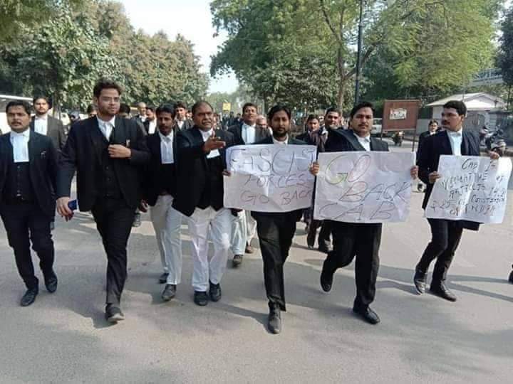 Mohamma14509974's tweet photo. अब करो लाठीचार्ज
#BycotCAB #CAAProtest 
#AMUprotest #JamiaProtests https://t.co/INRc8GAMHj