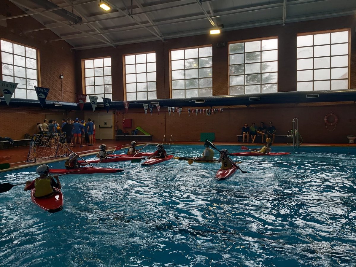 VRetiro's tweet photo. El domingo participamos en la I Jornada de Kayak Polo con la Escuela Municipal en el I.E.S. San Fernando
#DeporteInfantil #EscuelaMunicipal #Piragüismo https://t.co/CDewqk8SKG
