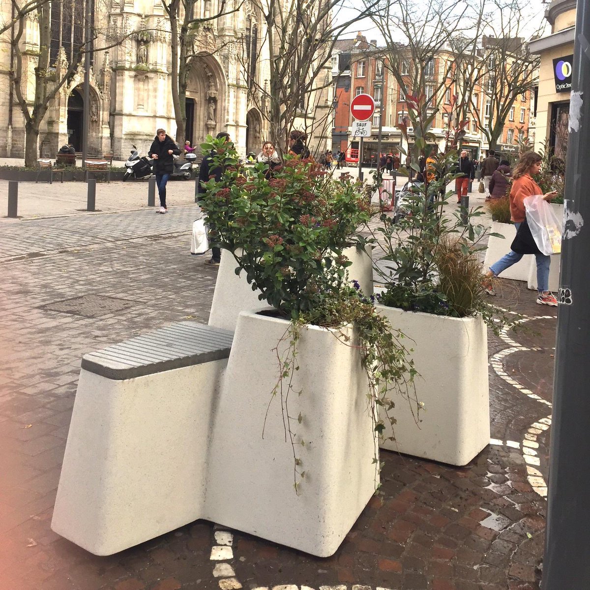 MartineAubry's tweet photo. #Lille se réinvente avec des acteurs lillois. Aujourd’hui se déploient « Les High Five » du designer Quentin Vaulot qui amènent sécurité tout en offrant des assises et une touche de végétal ! https://t.co/LiITGPXegA