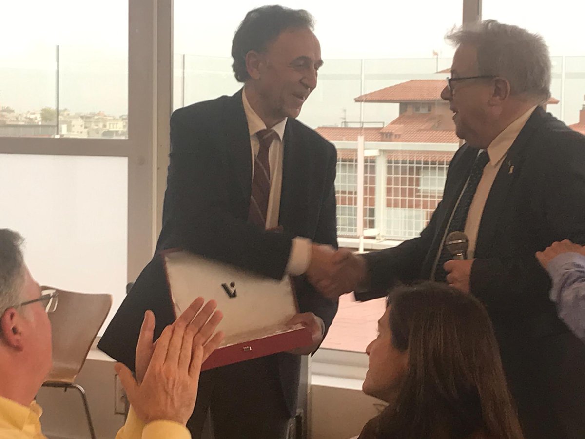 El Dr Jaume Padros reconeix la feina feta pel Dr Francesc Xavier Clos com a president de la delegació comarcal d’Osona.