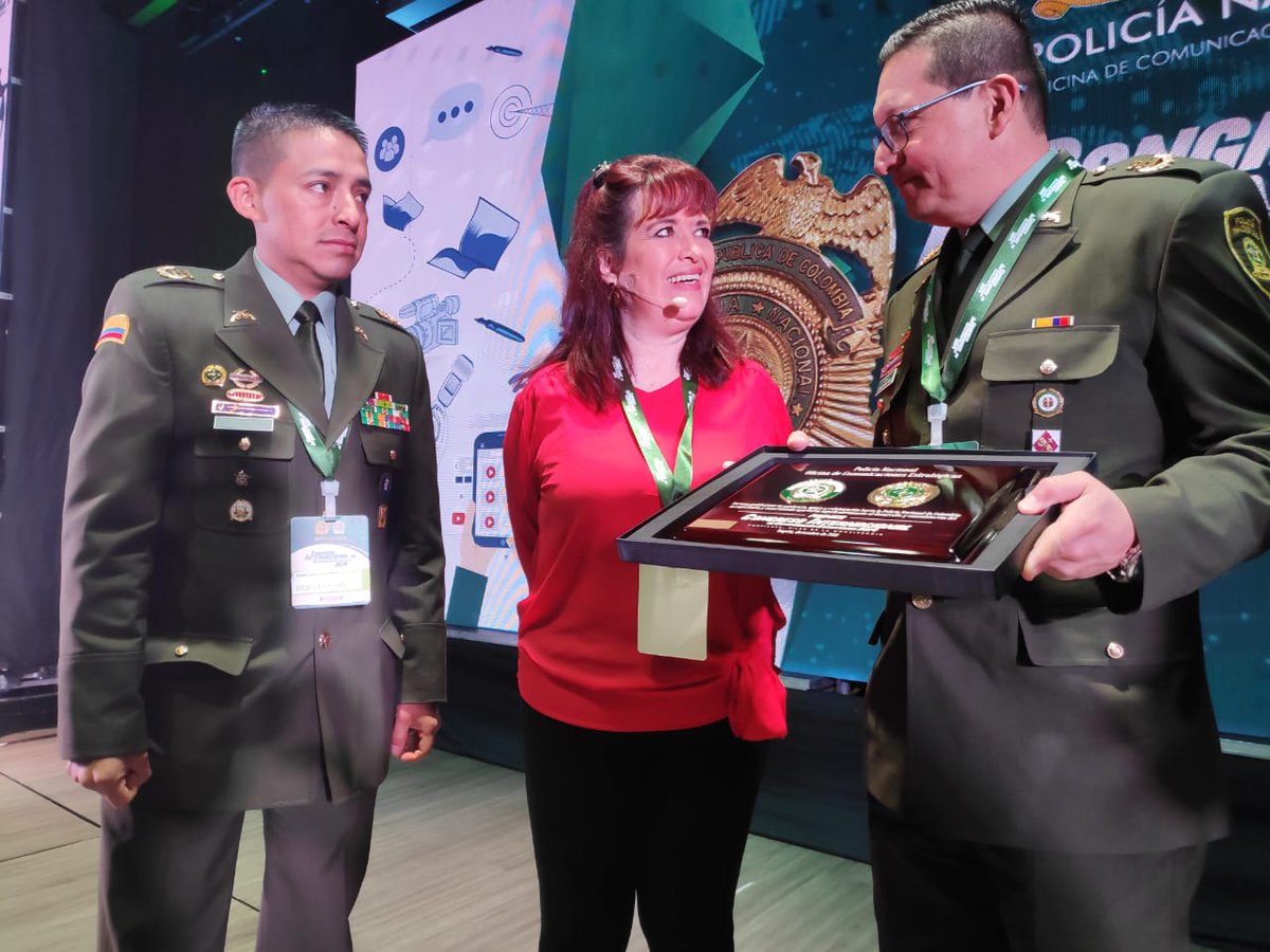 CoestPolicia's tweet photo. Entrega de reconocimiento a la Dra. Jeannette Torres experta en Endomarketing para Colombia y Latinoamérica. #CongresoCOEST2019 https://t.co/gVrwPH70lT
