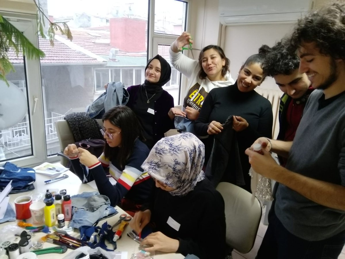 4. XCycle atölyemizi Sistem ve Jenerasyon'un ofisinde gerçekleştirdik. Yeni katılımcılarla birlikte kot ileri dönüşümüne yönelik temel faaliyetlerde bulunmaktan çok keyif aldık. ☺️
.
Zero With Maximum Impact!
.
#sosyalgirişim #circulareconomy #Entrepreneurship #xycle #zeropact