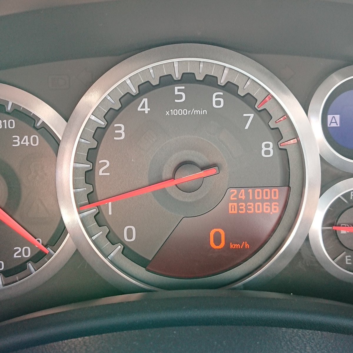 ブルマグ Hr34改盗難車捜索中 走行23万キロのmy08r35を1年4ヶ月で1万2千キロ乗って交換したもの タイヤ3分山 新品4本12万 今6分山 バッテリー新品1万2千 エンジンオイル エレメント2回1万 2 計15万2千 それから